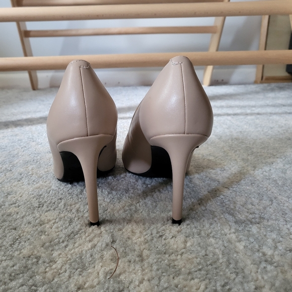 Cream pointed Nine West Dress Pumps / Heels, size 7 - Picture 4 of 7